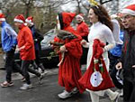 Man sieht weihnachtlich verkleidete Menschen beim Joggen.