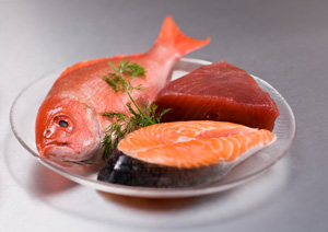 Man sieht einen Teller mit verschiedenen Fischsorten