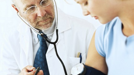 El doctor de los carniceros sobre el tratamiento del hongo sobre las uñas