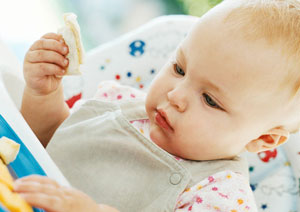 Ein Kind isst ein Brot