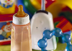 Man sieht ein Fl�schchen vor einem Babyphon.