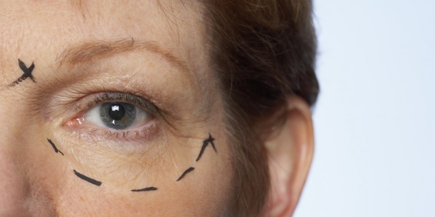 Le maquillage pour les jeunes filles avec les taches de rousseur et les cheveux bruns