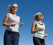 Zwei Frauen joggen.