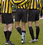 Fu�baller humpelt gest�tzt vom Platz