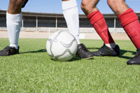 Das Bild zeigt einen Zweikampf beim Fu�ball.