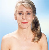 Das Bild zeigt eine Frau, die Gesichtsgymnastik macht. 