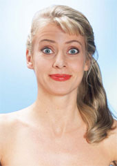Das Bild zeigt eine Frau, die Gesichtsgymnastik macht.
