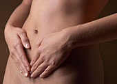Nackte Frau legt H�nde auf ihren Bauch