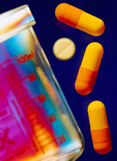 Man sieht Tabletten und eine Dose.