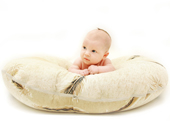 Baby auf Stillkissen