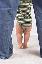 Baby lernt laufen.