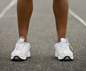 Man sieht zwei Beine mit Laufschuhen.