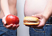 Zwei M�nner mit nacktem Oberk�rper stehen sich gegen�ber.