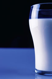 Man sieht ein Glas mit Milch.