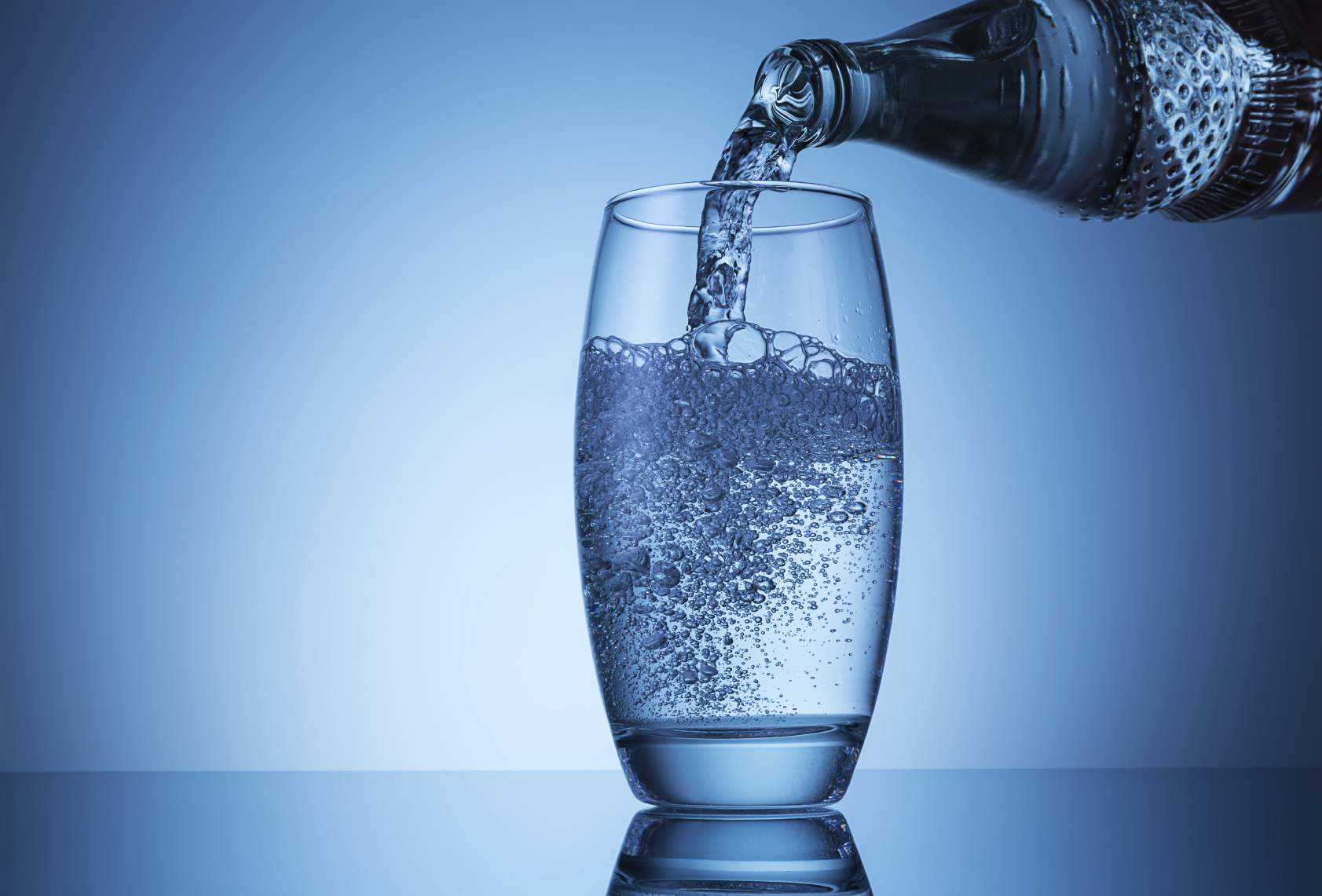 Auf diesem Bild sehen Sie ein mit Wasser gef�lltes Glas.