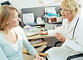 Das Bild zeigt eine Patientin und eine �rztin im Gespr�ch. 