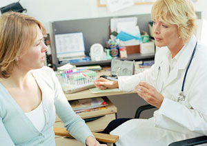 Das Bild zeigt eine Patientin und eine �rztin im Gespr�ch. 