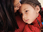 Kleines M�dchen liegt in den Armen der Mutter