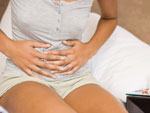 Das Bild zeigt eine Person, die sich den Bauch h�lt. 