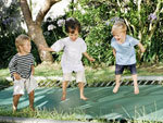 Kinder auf dem Trampolin.