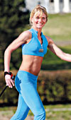 Frau beim Nordic Walking