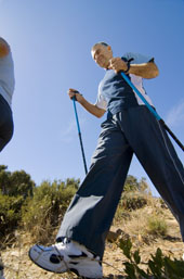 Das Bild zeigt einen Mann, der Nordic Walking macht.