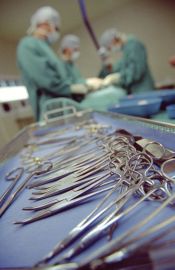 Operationsbesteck nah, im Hintergrund sieht man unscharf operierende �rzte