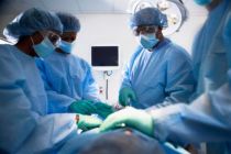 Man sieht eine Operation mit einem vierk�pfigen OP-Team
