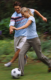 Mann und Frau spielen Fu�ball