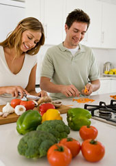 Mann und Frau kochen zusammen.
