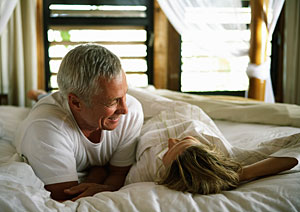 Man sieht ein �lteres P�rchen im Bett.