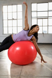 Eine Frau macht Pilates mit einem Gymnastikball