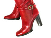 Das Bild zeigt ein Paar rote Stiefel. 