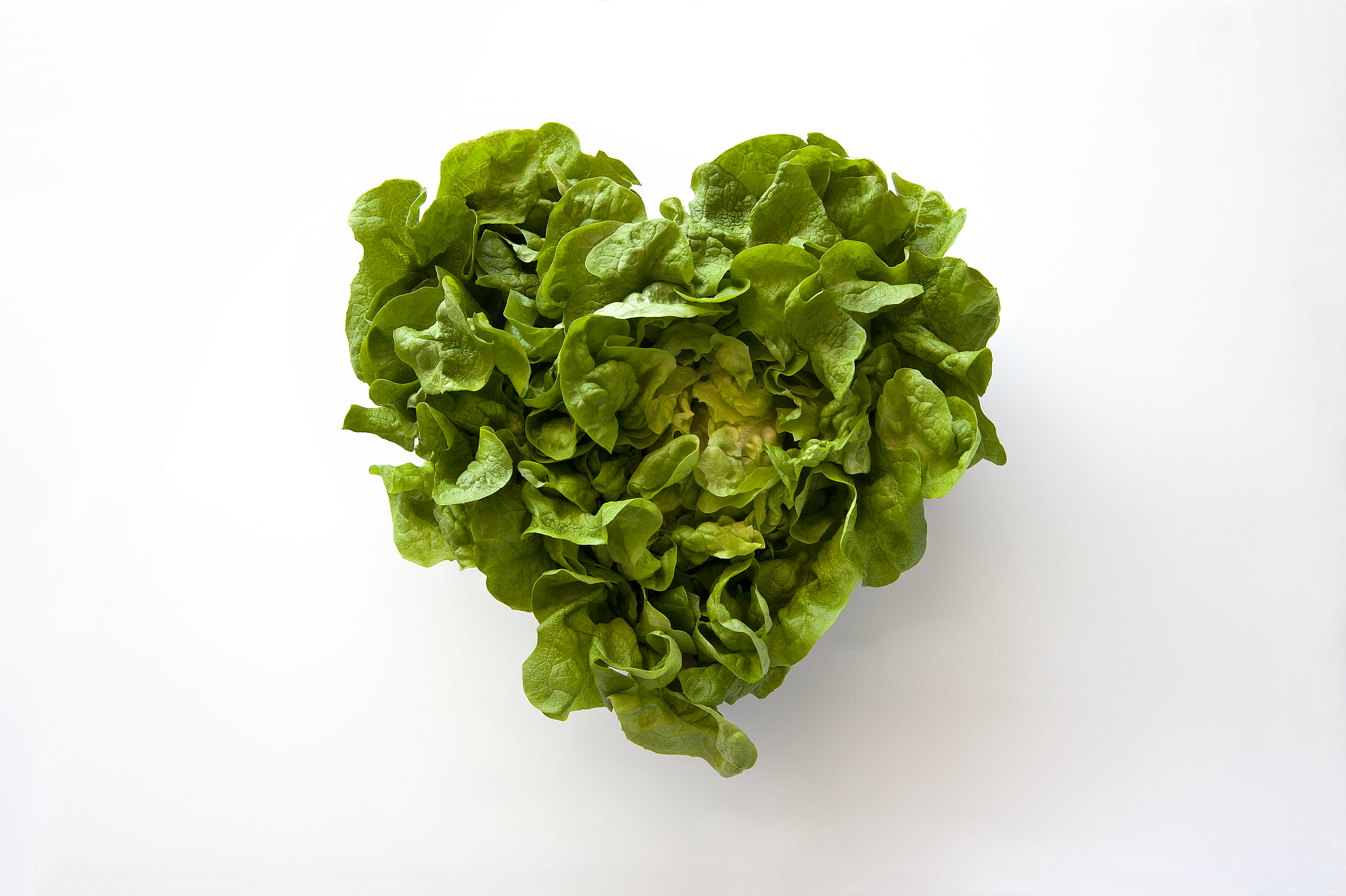 Man sieht eine Frau, die Salat isst.