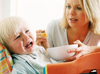 Ein Kind mag nicht gef�ttert werden und weint.