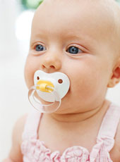 Baby mit einem Schnuller im Mund