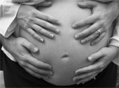 H�nde auf einem Schwangerschaftsbauch