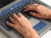 Ein Mann tippt auf seinem Computer