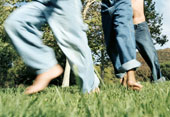 Man sieht spielende Kinder, die �ber eine Wiese rennen.