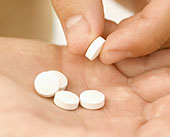 Mann h�lt einige Tabletten in der Hand