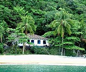 Auf dem Land ist die Malariagefahr groß, an der Küste eher gering Thailändisches Häuschen am Strand