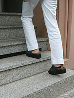 Eine Frau l�uft die Treppe hoch.