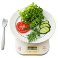Ein Teller mit sp&auml;rlicher Salatdekoration