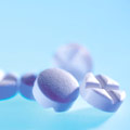 Das Bild zeigt mehrere Tabletten in Pillenform
