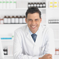 Das Bild zeigt einen l�chelnden Apotheker