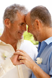 Das Bild zeigt ein homosexuelles Paar. 