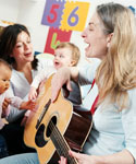 Erwachsene musizieren mit Kindern
