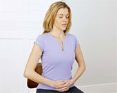 Eine Frau macht eine Atemübung.