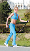 Frau beim Nordic Walking