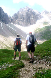 Zwei Personen beim Wandern